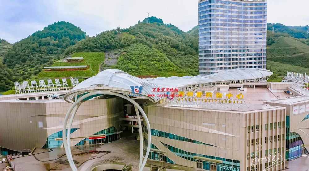 遵義高鐵新城上的一條鋼膜結構“長龍”