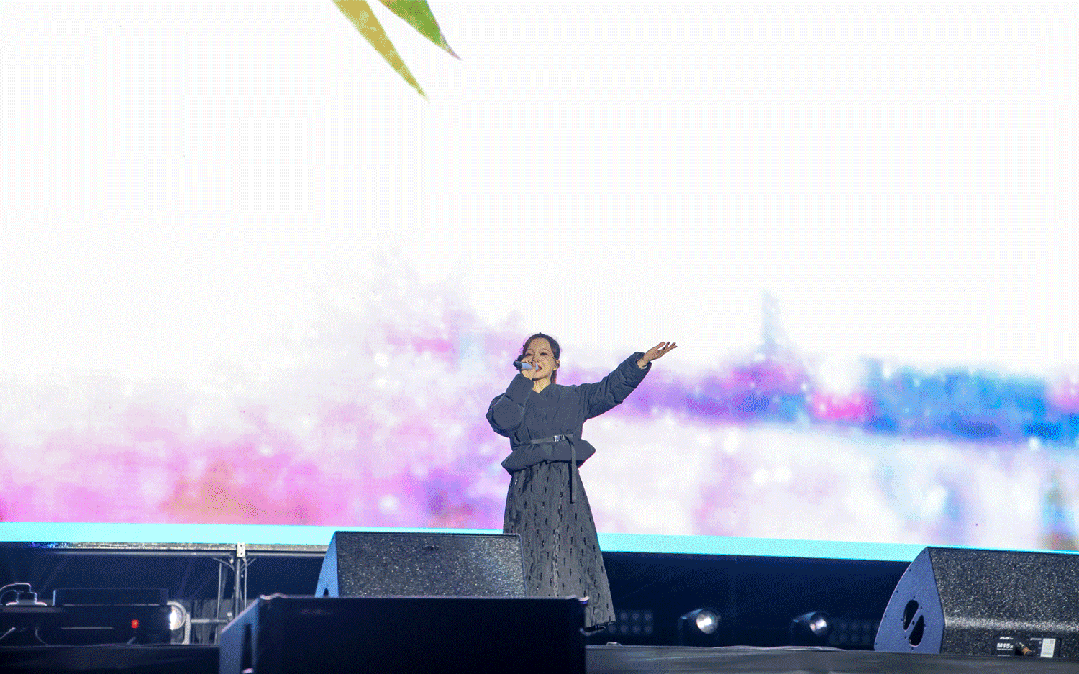 平陽體育中心群星演唱會!超萬人圍觀,現(xiàn)場火爆High唱! 平陽體育中心群星演唱會!超萬人圍觀,現(xiàn)場火爆High唱!