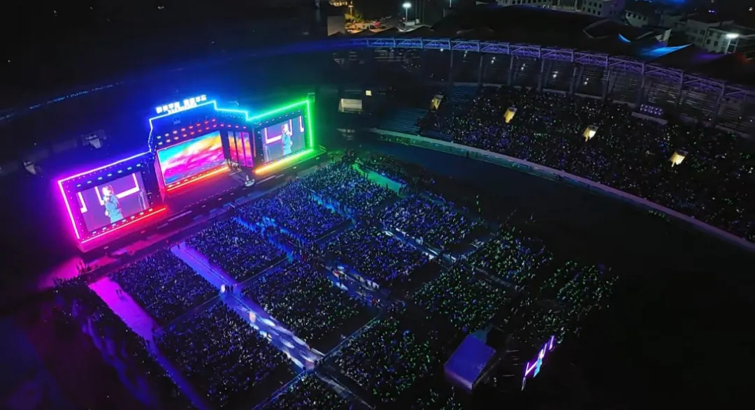 平陽體育中心群星演唱會!超萬人圍觀,現(xiàn)場火爆High唱! 平陽體育中心群星演唱會!超萬人圍觀,現(xiàn)場火爆High唱!