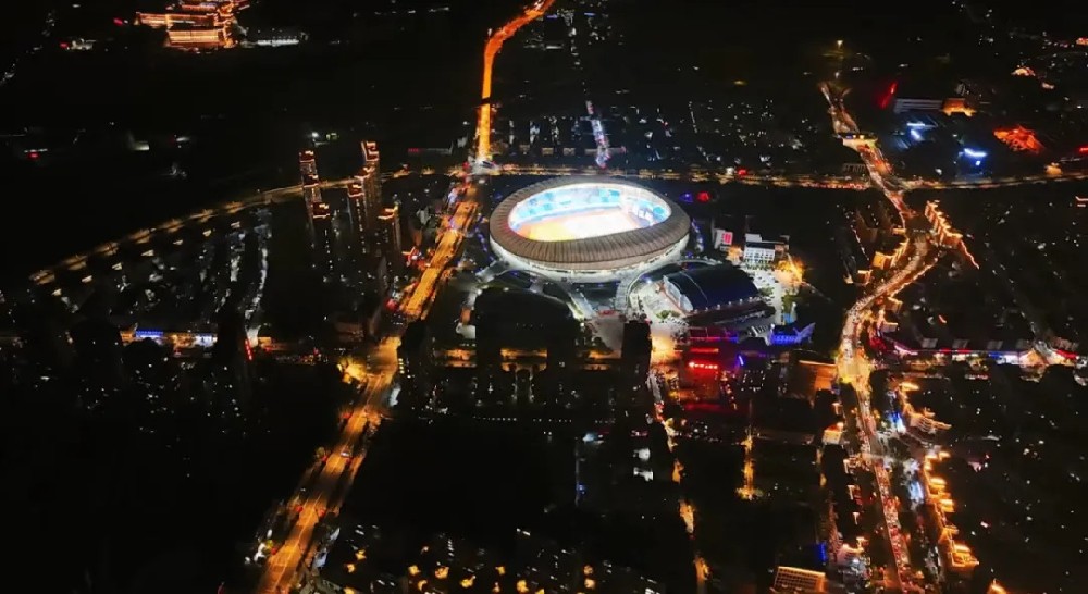 平陽(yáng)體育中心群星演唱會(huì)！超萬(wàn)人圍觀，現(xiàn)場(chǎng)火爆High唱！