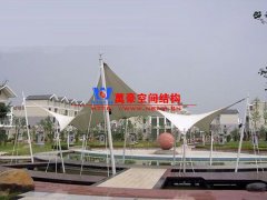 膜結(jié)構(gòu)遮陽棚有哪些特點(diǎn)？哪些場所可以使用膜結(jié)構(gòu)遮陽蓬？